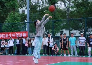 篮球赛场为何如此精彩？球员技艺尽显